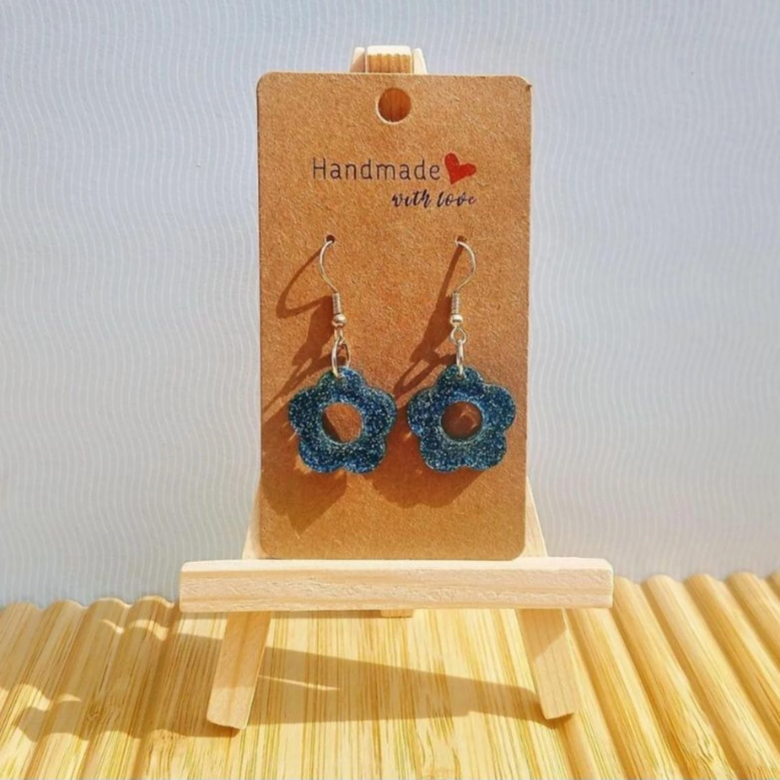 Boucles d'oreilles fleurs bleus paillettes 